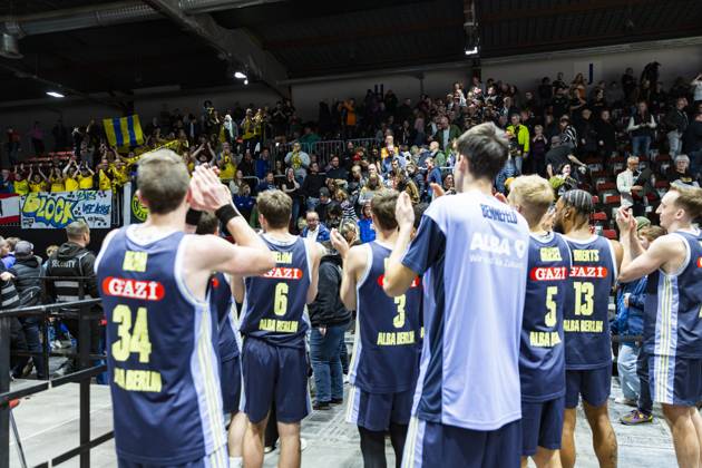 23 11 2025, xomx, Basketball easyCredit BBL Bundesliga, NINERS Chemnitz Alba Berlin v l The game is over Final score 85 89 The men from the capital cheer and celebrate once again with their fans Chemnitz