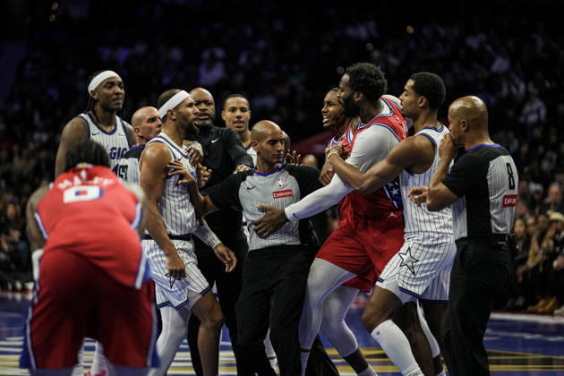 Philadelphia 76ers v Orlando Magic PHILADELPHIA, UNITED STATES - NOVEMBER 25: Jabari Walker (33) of the Philadelphia 76ers gets into an altercation with Jalen Suggs (4) of the Orlando Magic during the 2025-26 Emirates NBA, Basketball Herren, USA Cup game between the Orlando Magic and Philadelphia 76ers at Xfinity Mobile Arena on November 25, 2025 in Philadelphia, United States. Wolfgang Schwan Anadolu Philadelphia United States. Editorial use only. Please get in touch for any other usage.  Copyright: x2025xAnadoluxWolfgangxSchwanx