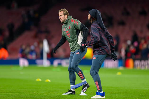 Arsenal v Bayern Munich Champions League 26 11 2025. Bayern Munich forward Harry Kane (9) and Bayern Munich forward Michael Olise (17) warming up prior to the Champions League match between Arsenal and Bayern Munich at the Emirates Stadium, London, England on 26 November 2025. London Emirates Stadium Greater London England Editorial use only , Copyright: xSimonxTraylenx PSI-23273-0009