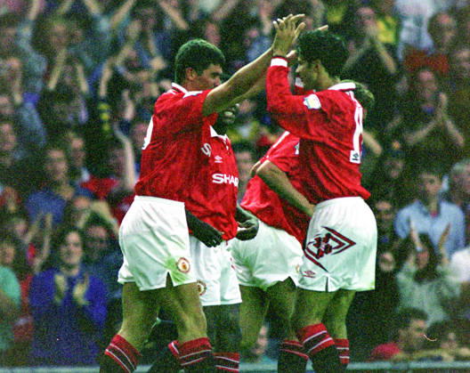 930818 Football, Premier League 1993 1994, Manchester United Sheffield United Goalscorer Roy Keane left of Manchester United is congratulated by Ryan Giggs Photo BILDBYRAN D165 01 D165 01 scanx football fotboll soccer Premier League Manchester United Sheffield United england season 1993 1994 1993 94 1993 94 1993 94 1993 august 18 bbeng dia Copyright: BILDBYRAN BB930818BB049