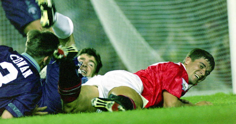 930818 Football, Premier League 1993 1994, Manchester United Sheffield United Roy Keane of Manchester United reacts after being brought down Photo BILDBYRAN D165 01 D165 01 scanx football fotboll soccer Premier League Manchester United Sheffield United england season 1993 1994 1993 94 1993 94 1993 august 18 bbeng dia Copyright: BILDBYRAN BB930818BB050