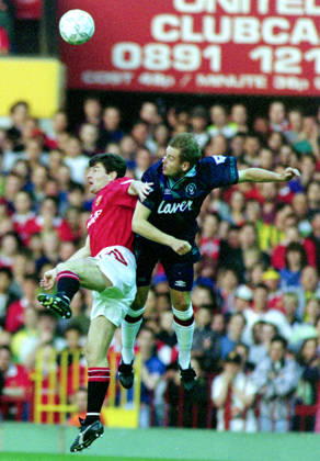930818 Football, Premier League 1993 1994, Manchester United Sheffield United Manchester Uniteds Denis Irwin against Sheffield Uniteds Carl Bradshaw Photo BILDBYRAN D165 01 D165 01 scanx football soccer Premier League Manchester United Sheffield United england season 1993 1994 1993 94 1993 94 1993 94 1993 august 18 bbeng dia Copyright: BILDBYRAN BB930818BB051