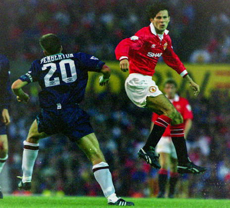 930818 Football, Premier League 1993 1994, Manchester United Sheffield United Ryan Giggs of Manchester United against John Pemberton of Sheffield United Photo BILDBYRAN D165 01 D165 01 scanx football fotboll soccer Premier League Manchester United Sheffield United england season 1993 1994 1993 94 1993 94 1993 94 1993 august 18 bbeng dia Copyright: BILDBYRAN BB930818BB056