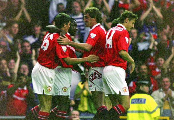 930818 Football, Premier League 1993 1994, Manchester United Sheffield United Goalscorer Roy Keane far left of Manchester United is congratulated by Paul Parker, Steve Bruce and Andrei Kanchelskis Photo BILDBYRAN D165 01 D165 01 scanx football fotboll soccer Premier League Manchester United Sheffield United england season 1993 1994 1993 94 1993 94 1993 august 18 bbeng dia Copyright: BILDBYRAN BB930818BB057
