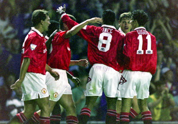 930818 Football, Premier League 1993 1994, Manchester United Sheffield United Goalscorer Roy Keane 2nd left of Manchester United is congratulated by Bryan Robson, Paul Ince, Andrei Kanchelskis and Ryan Giggs Photo BILDBYRAN D165 01 D165 01 scanx football fotboll soccer Premier League Manchester United Sheffield United england season 1993 1994 1993 94 1993 94 1993 94 1993 august 18 bbeng dia Copyright: BILDBYRAN BB930818BB067