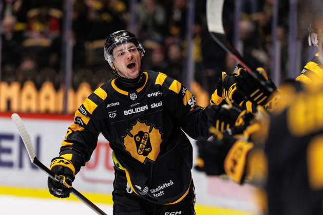 251127 Skellefteas Oliver Okuliar cheers after 1 2 during the ice hockey match in SHL between Skelleftea and Frölunda on November 27, 2025 in Skelleftea Copyright: JOHANxLÖF BB251127BB712