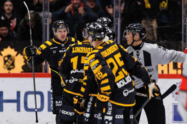 251127 Skellefteas Oliver Okuliar cheers after 1 2 during the ice hockey match in SHL between Skelleftea and Frölunda on November 27, 2025 in Skelleftea Copyright: JOHANxLÖF BB251127BB711