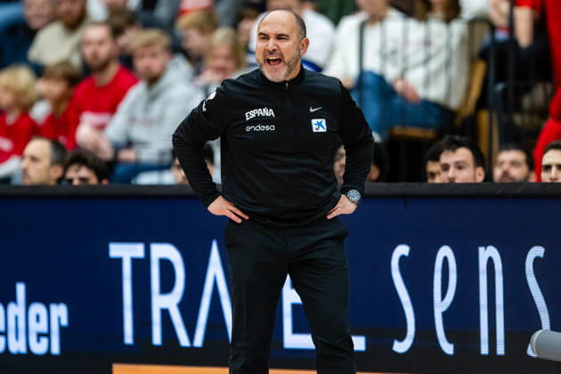 Denmark v Spain, FIBA World Cup 2027 European Qualifiers, Farum, Denmark Farum, Denmark. 27th, November 2025. Head coach Chus Mateo of Spain seen during the FIBA World Cup 2027 European qualifier between Denmark and Spain at Farum Arena in Farum.  Copyright: xGonzalesxPhoto TobiasxJorgensenx