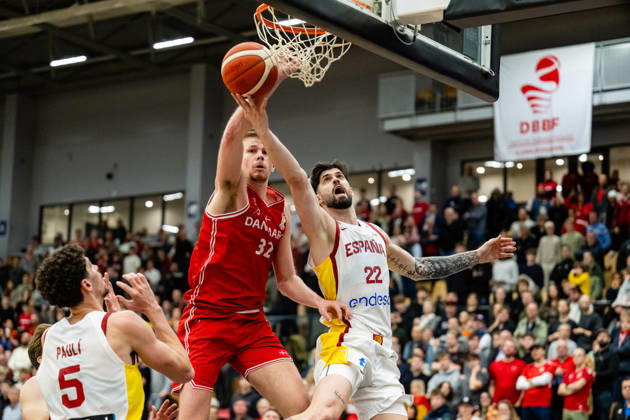 Denmark v Spain, FIBA World Cup 2027 European Qualifiers, Farum, Denmark Farum, Denmark. 27th, November 2025. Santi Yusta (22) of Spain and Dane Erikstrup (32) of Denmark seen during the FIBA World Cup 2027 European qualifier between Denmark and Spain at Farum Arena in Farum.  Copyright: xGonzalesxPhoto TobiasxJorgensenx