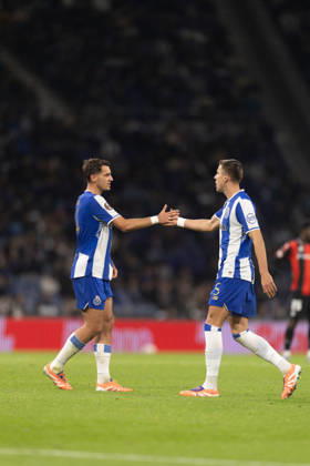 Jakub Kiwior and Jan Bednarek seen during UEFA Europa League game between teams of FC Porto and OGC Nice (Bernardo Benjamim Ball Raw Images) Porto Estadio do Dragao Portugal Copyright: xBernardoxBenjamimx bernardobenjamim_fcporto_ogcnice_2526-087