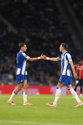Jakub Kiwior and Jan Bednarek seen during UEFA Europa League game between teams of FC Porto and OGC Nice (Bernardo Benjamim Ball Raw Images) Porto Estadio do Dragao Portugal Copyright: xBernardoxBenjamimx bernardobenjamim_fcporto_ogcnice_2526-086