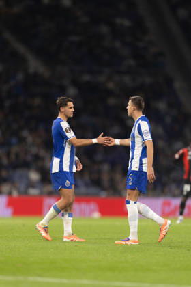 Jakub Kiwior and Jan Bednarek seen during UEFA Europa League game between teams of FC Porto and OGC Nice (Bernardo Benjamim Ball Raw Images) Porto Estadio do Dragao Portugal Copyright: xBernardoxBenjamimx bernardobenjamim_fcporto_ogcnice_2526-088