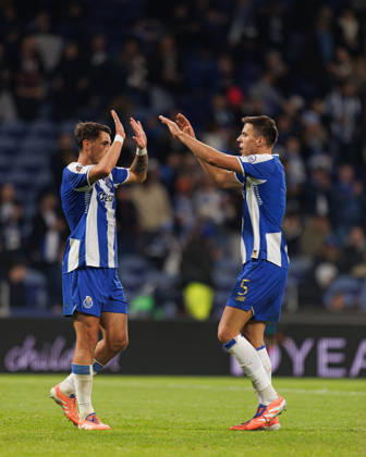 Jakub Kiwior and Jan Bednarek seen during UEFA Europa League game between teams of FC Porto and OGC Nice (Bernardo Benjamim Ball Raw Images) Porto Estadio do Dragao Portugal Copyright: xBernardoxBenjamimx bernardobenjamim_fcporto_ogcnice_2526-180