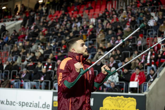 Regionalliga Nordost FC Rot Weiß Erfurt vs FC Carl Zeiss Jena Erfurt 28 11 2025 Sofiane Ikene 4 FC Rot Weiß Erfurt Regionalliga Nordost FC Rot Weiß Erfurt vs FC Carl Zeiss Jena Steigerwaldstadion Erfurt 28 11 2025 Copyright: xBEAUTIFULxSPORTS Duehringx