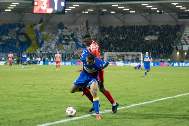 Regionalliga Nordost FC Rot Weiß Erfurt vs FC Carl Zeiss Jena Erfurt 28 11 2025 Emeka Oduah 9 FC Carl Zeiss Jena vs Obed Chidindu Ugondu 13 FC Rot Weiß Erfurt Regionalliga Nordost FC Rot Weiß Erfurt vs FC Carl Zeiss Jena Steigerwaldstadion Erfurt 28 11 2025 Copyright: xBEAUTIFULxSPORTS Duehringx