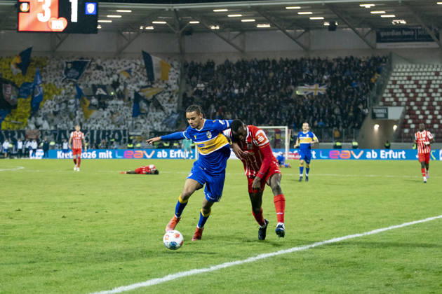 Regionalliga Nordost FC Rot Weiß Erfurt vs FC Carl Zeiss Jena Erfurt 28 11 2025 Emeka Oduah 9 FC Carl Zeiss Jena vs Obed Chidindu Ugondu 13 FC Rot Weiß Erfurt Regionalliga Nordost FC Rot Weiß Erfurt vs FC Carl Zeiss Jena Steigerwaldstadion Erfurt 28 11 2025 Copyright: xBEAUTIFULxSPORTS Duehringx
