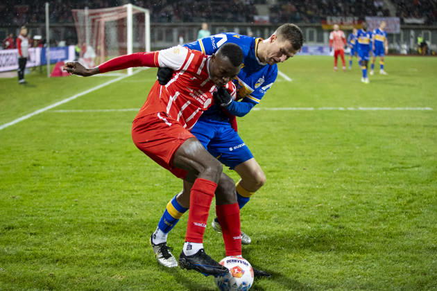 Regionalliga Nordost FC Rot Weiß Erfurt vs FC Carl Zeiss Jena Erfurt 28 11 2025 Obed Chidindu Ugondu 13 FC Rot Weiß Erfurt vs Moritz Fritz 23 FC Carl Zeiss Jena Regionalliga Nordost FC Rot Weiß Erfurt vs FC Carl Zeiss Jena Steigerwaldstadion Erfurt 28 11 2025 Copyright: xBEAUTIFULxSPORTS Duehringx