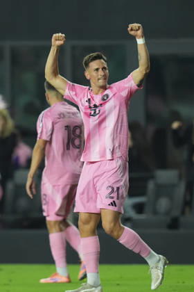 FT. LAUDERDALE, FL - NOVEMBER 29: Inter Miami forward Tadeo Allende (21) celebrates after his second goal of the first half during the MLS, Fussball Herren, USA Eastern Conference finals between New York FC and Inter Miami CF on Saturday, November 29, 2025 at Chase Stadium in Fort Lauderdale, FL (Photo by Peter Joneleit Icon Sportswire) SOCCER: NOV 29 MLS Cup Playoffs Inter Miami CF vs NYC FC EDITORIAL USE ONLY Icon251129041