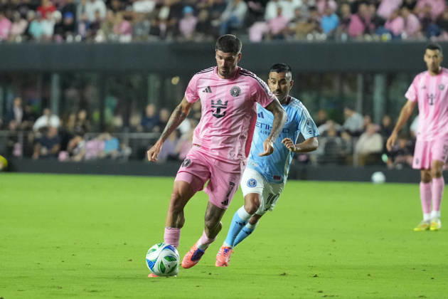 FT. LAUDERDALE, FL - NOVEMBER 29: Inter Miami midfielder Rodrigo de Paul (7) attacks with the ball in the first half during the MLS, Fussball Herren, USA Eastern Conference finals between New York FC and Inter Miami CF on Saturday, November 29, 2025 at Chase Stadium in Fort Lauderdale, FL (Photo by Peter Joneleit Icon Sportswire) SOCCER: NOV 29 MLS Cup Playoffs Inter Miami CF vs NYC FC EDITORIAL USE ONLY Icon251129052