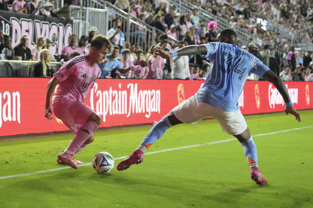 FT. LAUDERDALE, FL - NOVEMBER 29: Inter Miami forward Mateo Silvetti (24) and New York City defender Tayvon Gray (24) battle for the ball during the MLS, Fussball Herren, USA Eastern Conference finals between New York FC and Inter Miami CF on Saturday, November 29, 2025 at Chase Stadium in Fort Lauderdale, FL (Photo by Peter Joneleit Icon Sportswire) SOCCER: NOV 29 MLS Cup Playoffs Inter Miami CF vs NYC FC EDITORIAL USE ONLY Icon251129053