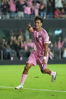 FT. LAUDERDALE, FL - NOVEMBER 29: Inter Miami midfielder Telasco Segovia (8) celebrates after his goal during the MLS, Fussball Herren, USA Eastern Conference finals between New York FC and Inter Miami CF on Saturday, November 29, 2025 at Chase Stadium in Fort Lauderdale, FL (Photo by Peter Joneleit Icon Sportswire) SOCCER: NOV 29 MLS Cup Playoffs Inter Miami CF vs NYC FC EDITORIAL USE ONLY Icon251129060