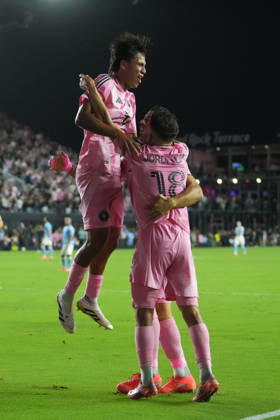 FT. LAUDERDALE, FL - NOVEMBER 29: Inter Miami midfielder Telasco Segovia (8) leaps in celebration after his goal during the MLS, Fussball Herren, USA Eastern Conference finals between New York FC and Inter Miami CF on Saturday, November 29, 2025 at Chase Stadium in Fort Lauderdale, FL (Photo by Peter Joneleit Icon Sportswire) SOCCER: NOV 29 MLS Cup Playoffs Inter Miami CF vs NYC FC EDITORIAL USE ONLY Icon251129062