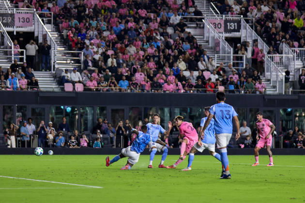 FT. LAUDERDALE, FL - NOVEMBER 29: Inter Miami forward Mateo Silvetti (24) shoots and scores a goal in the second half during a MLS, Fussball Herren, USA Cup Playoffs match between Inter Miami CF and New York City FC at Chase Stadium on November 29, 2025 in Fort Lauderdale, Florida. (Photo by Chris Arjoon Icon Sportswire) SOCCER: NOV 29 MLS Cup Playoffs Inter Miami CF vs NYC FC EDITORIAL USE ONLY Icon25112900116