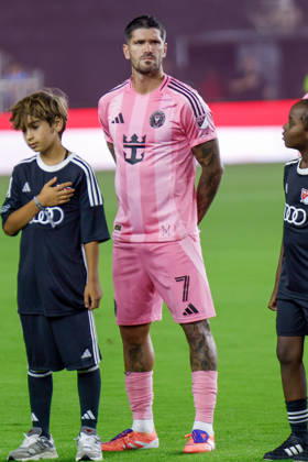 FT. LAUDERDALE, FL - NOVEMBER 29: Inter Miami midfielder Rodrigo de Paul (7) is seen at the lineup for the National Anthem prior to the MLS, Fussball Herren, USA Cup Playoffs match between Inter Miami CF and New York City FC at Chase Stadium on November 29, 2025 in Fort Lauderdale, Florida. (Photo by Chris Arjoon Icon Sportswire) SOCCER: NOV 29 MLS Cup Playoffs Inter Miami CF vs NYC FC EDITORIAL USE ONLY Icon25112900126