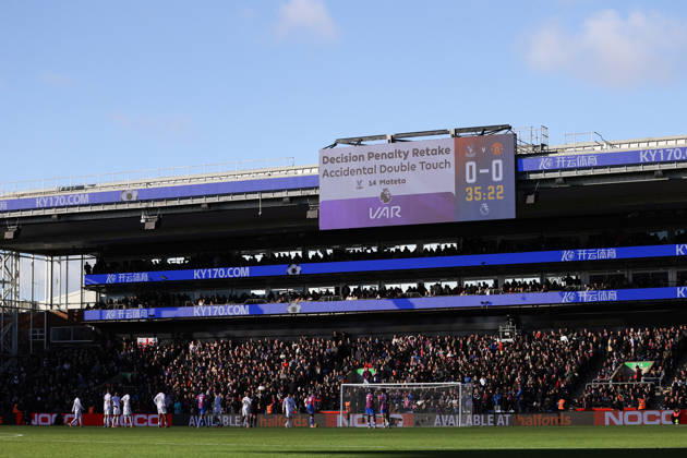 Crystal Palace gegen Manchester United 30. November 2025, London Premier League Fußball Crystal Palace gegen Manchester United VAR entscheidet auf Wiederholung eines Elfmeters wegen einer Doppelberührung von Jean Philippe Mateta von Crystal Palace Foto Jacques Feeney Abseits London UK  Copyright: xJacquesxFeeneyx xOffsidexOffside