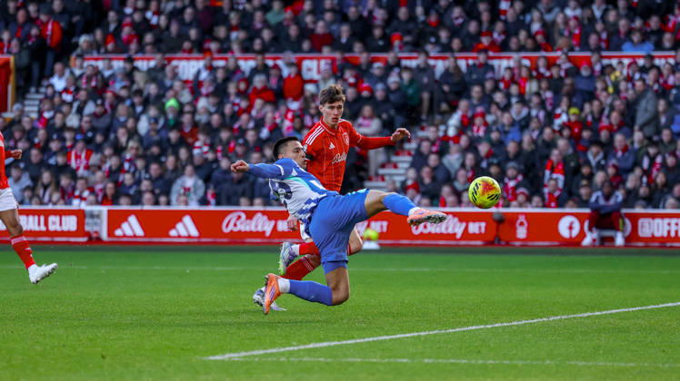 Nottingham Forest v Brighton and Hove Albion Premier League 30 11 2025. Brighton & Hove Albion midfielder Diego Gomez (25) just misses during the Premier League match between Nottingham Forest and Brighton and Hove Albion at the City Ground, Nottingham, England on 30 November 2025. Editorial use only DataCo restrictions apply See www.football-dataco.com , Copyright: xSimonxDaviesx PSI-23311-0005