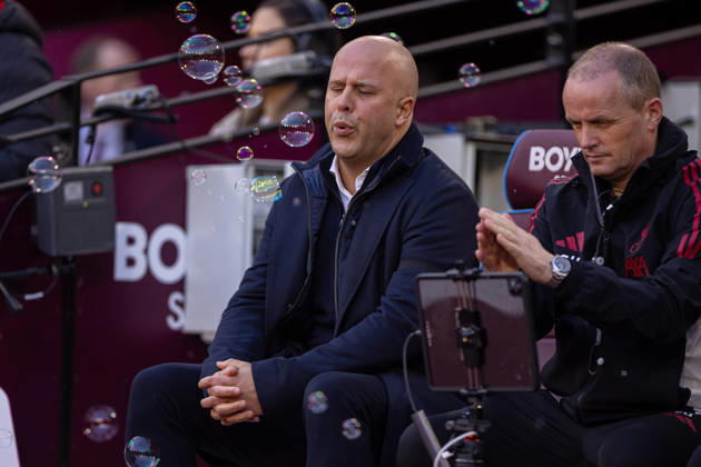 Football - FA Premier League - West Ham United FC v Liverpool FC LONDON, ENGLAND - Sunday, November 30, 2025: Liverpool s head coach Arne Slot blowing bubbles on the bench before the FA Premier League match between West Ham United FC and Liverpool FC at the London Stadium. (Photo by David Rawcliffe Propaganda) LONDON London Stadium GREATER LONDON ENGLAND  Copyright: xDavidxRawcliffex P2025-11-30-West_Ham_Liverpool-51