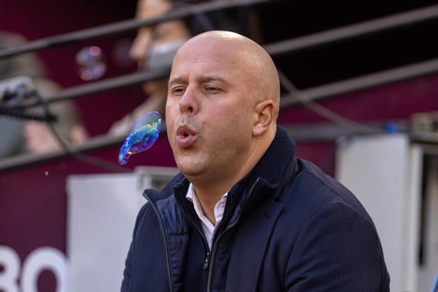 Football - FA Premier League - West Ham United FC v Liverpool FC LONDON, ENGLAND - Sunday, November 30, 2025: Liverpool s head coach Arne Slot blowing bubbles on the bench before the FA Premier League match between West Ham United FC and Liverpool FC at the London Stadium. (Photo by David Rawcliffe Propaganda) LONDON London Stadium GREATER LONDON ENGLAND  Copyright: xDavidxRawcliffex P2025-11-30-West_Ham_Liverpool-52