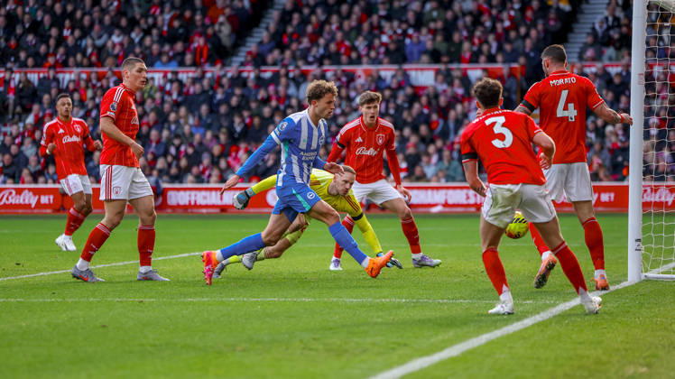 Nottingham Forest v Brighton and Hove Albion Premier League 30 11 2025. Brighton & Hove Albion midfielder Mats Wieffer (27) can™t get the ball on target during the Premier League match between Nottingham Forest and Brighton and Hove Albion at the City Ground, Nottingham, England on 30 November 2025. Editorial use only DataCo restrictions apply See www.football-dataco.com , Copyright: xSimonxDaviesx PSI-23311-0009