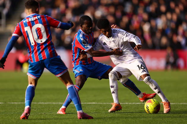 Crystal Palace gegen Manchester United 30. November 2025, London Premier League Fußball Crystal Palace gegen Manchester United Amad Diallo von Manchester United und Tyrick Mitchell von Crystal Palace Foto Jacques Feeney Abseits London UK  Copyright: xJacquesxFeeneyx xOffsidexOffside