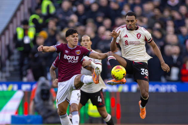 Football - FA Premier League - West Ham United FC v Liverpool FC LONDON, ENGLAND - Sunday, November 30, 2025: Liverpool s Ryan Gravenberch is challenged by West Ham United s Mateus Fernandes (L) during the FA Premier League match between West Ham United FC and Liverpool FC at the London Stadium. (Photo by David Rawcliffe Propaganda) LONDON London Stadium GREATER LONDON ENGLAND  Copyright: xDavidxRawcliffex P2025-11-30-West_Ham_Liverpool-59