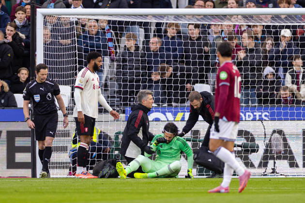 Football - FA Premier League - West Ham United FC v Liverpool FC LONDON, ENGLAND - Sunday, November 30, 2025: Liverpool s goalkeeper Alisson Becker receiving treatment during the FA Premier League match between West Ham United FC and Liverpool FC at the London Stadium. (Photo by David Rawcliffe Propaganda) LONDON London Stadium GREATER LONDON ENGLAND  Copyright: xDavidxRawcliffex P2025-11-30-West_Ham_Liverpool-61