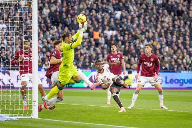 West Ham United v Liverpool FC, Premier League, Football, The London Stadium, London, UK - 30 Nov 2025 Goalkeeper Lukasz Fabianski of West Ham United intercepts a goal attempt by Alexander Isak of Liverpool FC London The London Stadium Stratford GBR, UK NEWSPAPERS OUT Copyright: xEllixBirchx