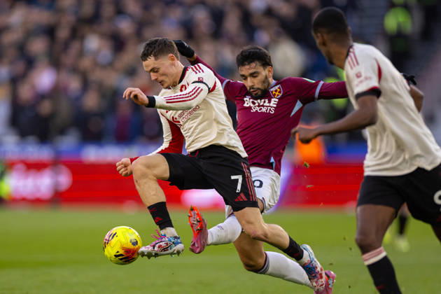 Football - FA Premier League - West Ham United FC v Liverpool FC LONDON, ENGLAND - Sunday, November 30, 2025: Liverpool s Florian Wirtz challis challenged by West Ham United s Lucas Paqueta during the FA Premier League match between West Ham United FC and Liverpool FC at the London Stadium. (Photo by David Rawcliffe Propaganda) LONDON London Stadium GREATER LONDON ENGLAND  Copyright: xDavidxRawcliffex P2025-11-30-West_Ham_Liverpool-68