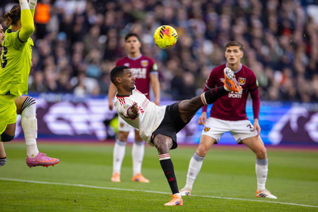 Football - FA Premier League - West Ham United FC v Liverpool FC LONDON, ENGLAND - Sunday, November 30, 2025: Liverpool s Alexander Isak with an attempt on goal during the FA Premier League match between West Ham United FC and Liverpool FC at the London Stadium. (Photo by David Rawcliffe Propaganda) LONDON London Stadium GREATER LONDON ENGLAND  Copyright: xDavidxRawcliffex P2025-11-30-West_Ham_Liverpool-76