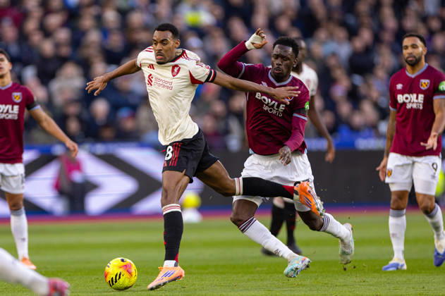 Football - FA Premier League - West Ham United FC v Liverpool FC LONDON, ENGLAND - Sunday, November 30, 2025: Liverpool s Ryan Gravenberch is challenged by West Ham United s Soungoutou Magassa (R) during the FA Premier League match between West Ham United FC and Liverpool FC at the London Stadium. (Photo by David Rawcliffe Propaganda) LONDON London Stadium GREATER LONDON ENGLAND  Copyright: xDavidxRawcliffex P2025-11-30-West_Ham_Liverpool-78