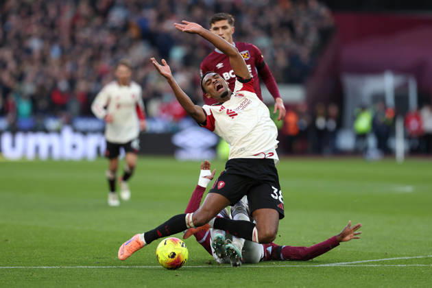West Ham United gegen Liverpool 30. November 2025 London Premier League Fußball West Ham United gegen Liverpool FC Ryan Gravenberch von Liverpool wird von Soungoutou Magassa von West Ham United angegriffen Foto von Mark Leech London UK  Copyright: xMarkxLeechxOffside