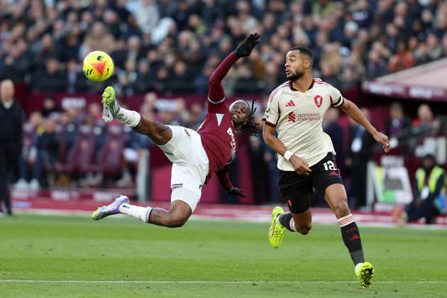 West Ham United gegen Liverpool 30. November 2025 London Premier League Fußball West Ham United gegen Liverpool FC Aaron Wan Bissaka von West Ham United streckt sich, um den Ball von Cody Gakpo von Liverpool zu erobern Foto  Copyright: xMarkxLeechxOffside