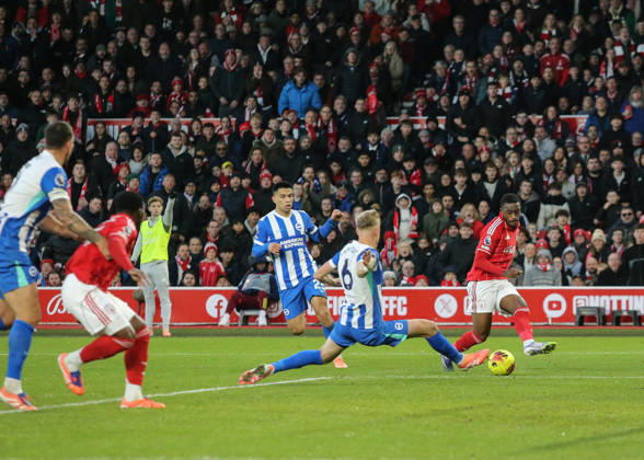 Premier League Nottingham Forest v Brighton and Hove Albion Jan Paul van Hecke of Brighton & Hove Albion blocks the cross from Callum Hudson-Odoi of Nottingham Forest during the Premier League match Nottingham Forest vs Brighton and Hove Albion at City Ground, Nottingham, United Kingdom, 30th November 2025 (Photo by Richard Bierton News Images) Nottingham City Ground Nottinghamshire United Kingdom Copyright: xRichardxBierton NewsxImagesx
