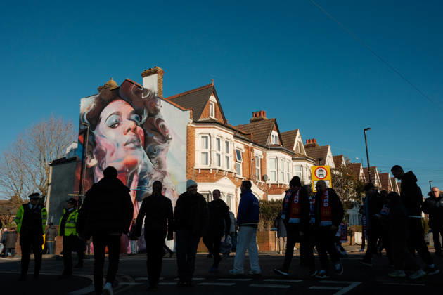 Crystal Palace gegen Manchester United 30. November 2025, London Premier League Fußball Crystal Palace gegen Manchester United Fans nähern sich dem Selhurst Park Foto Jacques Feeney Abseits London UK  Copyright: xJacquesxFeeneyx xOffsidexOffside