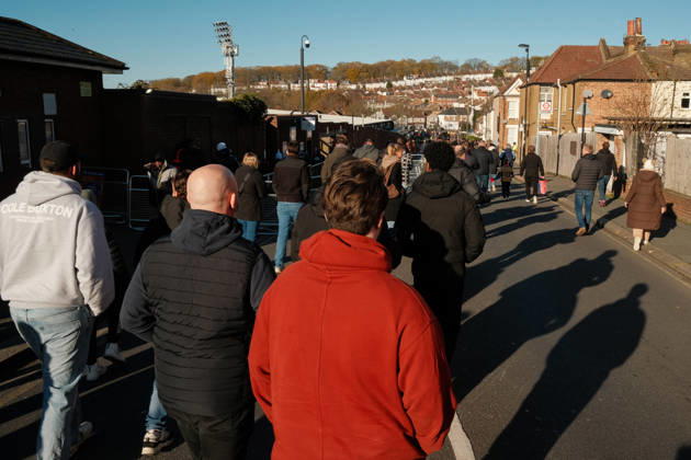 Crystal Palace gegen Manchester United 30. November 2025, London Premier League Fußball Crystal Palace gegen Manchester United Fans nähern sich dem Selhurst Park Foto Jacques Feeney Abseits London UK  Copyright: xJacquesxFeeneyx xOffsidexOffside