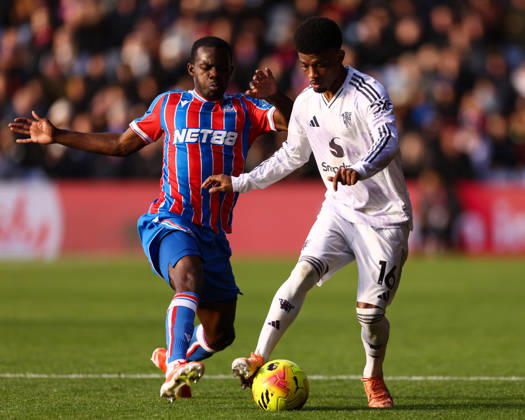 Crystal Palace gegen Manchester United 30. November 2025, London Premier League Fußball Crystal Palace gegen Manchester United Amad Diallo von Manchester United und Tyrick Mitchell von Crystal Palace Foto Jacques Feeney Abseits London UK  Copyright: xJacquesxFeeneyx xOffsidexOffside