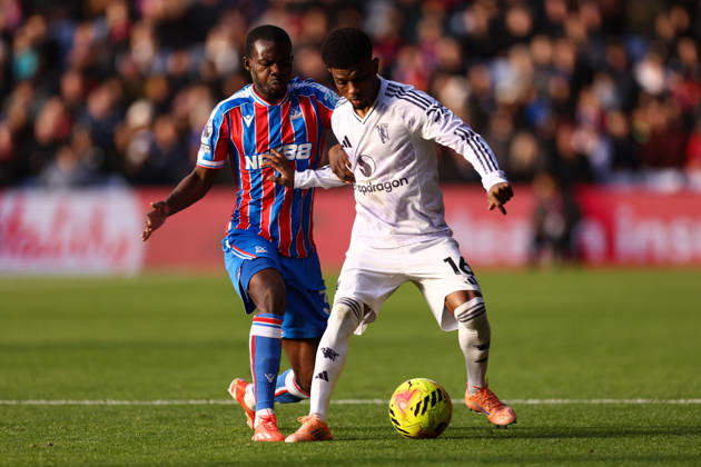 Crystal Palace gegen Manchester United 30. November 2025, London Premier League Fußball Crystal Palace gegen Manchester United Amad Diallo von Manchester United und Tyrick Mitchell von Crystal Palace Foto Jacques Feeney Abseits London UK  Copyright: xJacquesxFeeneyx xOffsidexOffside