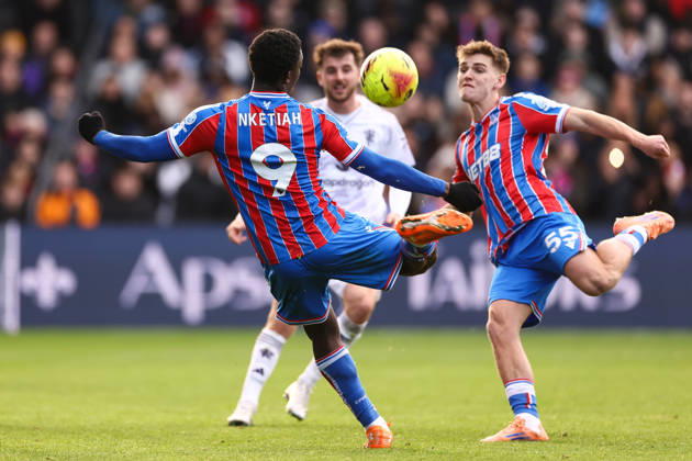 Crystal Palace gegen Manchester United 30. November 2025, London Premier League Fußball Crystal Palace gegen Manchester United Eddie Nketiah von Crystal Palace und Justin Devenny von Crystal Palace versuchen beide, den Ball zu versenken Foto Jacques Feeney Abseits London UK  Copyright: xJacquesxFeeneyx xOffsidexOffside