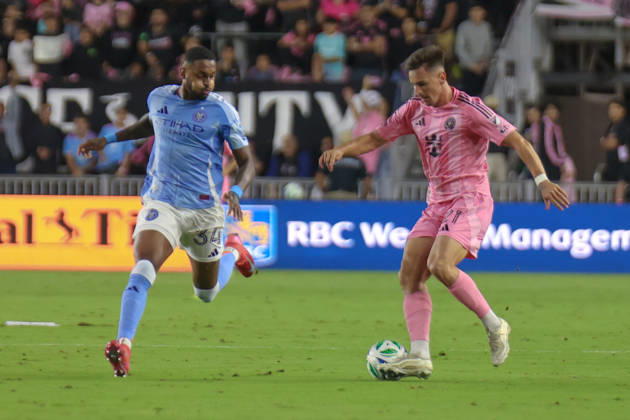 FT. LAUDERDALE, FL - NOVEMBER 29: Inter Miami forward Mateo Silvetti (24) and New York City defender Raul Gustavo (34) battle for the ball in the second half during a MLS, Fussball Herren, USA Cup Playoffs match between Inter Miami CF and New York City FC at Chase Stadium on November 29, 2025 in Fort Lauderdale, Florida. (Photo by Chris Arjoon Icon Sportswire) SOCCER: NOV 29 MLS Cup Playoffs Inter Miami CF vs NYC FC EDITORIAL USE ONLY Icon25112900151