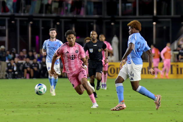 FT. LAUDERDALE, FL - NOVEMBER 29: Inter Miami midfielder Telasco Segovia (8) and New York City defender Tayvon Gray (24) battle for the ball in the second half during a MLS, Fussball Herren, USA Cup Playoffs match between Inter Miami CF and New York City FC at Chase Stadium on November 29, 2025 in Fort Lauderdale, Florida. (Photo by Chris Arjoon Icon Sportswire) SOCCER: NOV 29 MLS Cup Playoffs Inter Miami CF vs NYC FC EDITORIAL USE ONLY Icon25112900154